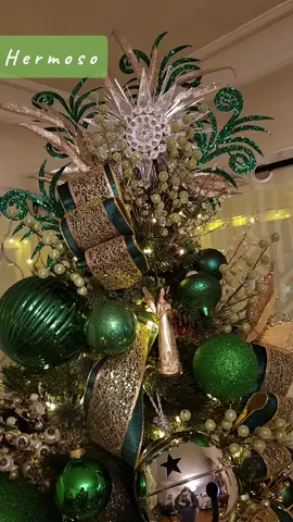 Hermoso Árbol Navideño... #fypシ #fyp #navidad #christmas #arboldenavidad #arboldenavidad🎄 #green #verde #dorado #ideas #ideasnavideñas #craciones #creatividad #christmastree #navidad2023 #navidad2023🎁🎄 