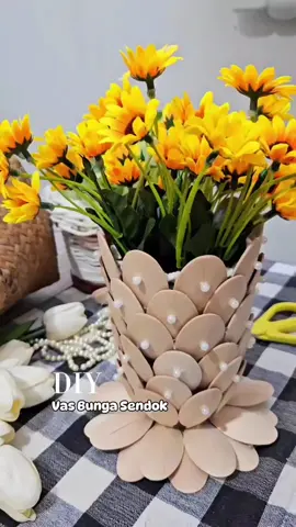 DIY Vas Bunga Sendok Kayu Halo tetangga online.. pasti udah semangat yaa besok weekend. Udah ada rencana kemana nih weekend-nya?  Buat yg dirumah aja, cobain yuk bikin vas bunga dari sendok. Bisa diganti dengan sendok plastik ya dan di kreasikan lagi warnanya sesuai selera.  Bisa juga pake sendok plastik bekas. 🛒 Sendok Kayu Murah Link on bio no 113 Bahannya : -Sendok kayu/plastik  -manik mote mutiara -plastic cup -lem tembak -gunting Selamat mencoba! Have a nice weekend! #tiktokhomedecor  #DIY #DIYVasBunga #DIYsendok #diysendokbekas #plasticspoon #spoon #diyspoon #vasbunga #recycle #upcycled #homedecor #tutorial #tutorialhomedecor