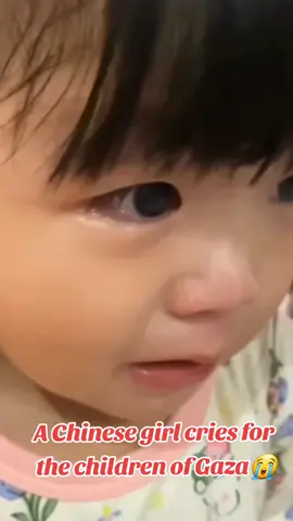 A Chinese girl cries for the children of Gaza #الشعب_الصيني_ماله_حل😂😂 #غزة #فلسطين #viral #lsrael 