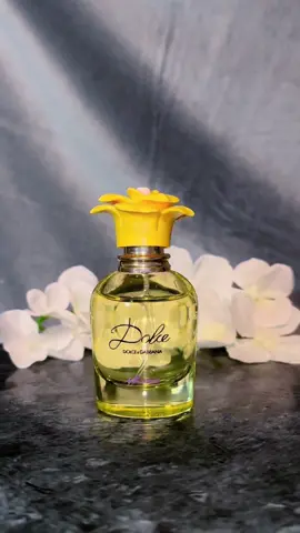 Dolce & Gabbana Shine är en populär parfym för kvinnor. 🌼 Noterna består av bergamott, mandarin, äpple, jasmin, ylang-ylang, pion, persika, mysk och vanilj. Denna parfym passar bra för dagligt bruk, på arbetsplatsen eller under dagtid. Doften är fruktig och blommig med en touch av sötma, vilket gör den mycket mångsidig och passande för de flesta säsonger. Du kan använda Shine för att lägga till en uppfriskande touch.  Det är en fräsch och feminin doft som kan bäras av kvinnor i de flesta åldrar. #dolcegabbana #dolcegabbanashine #fyp #fypシ 