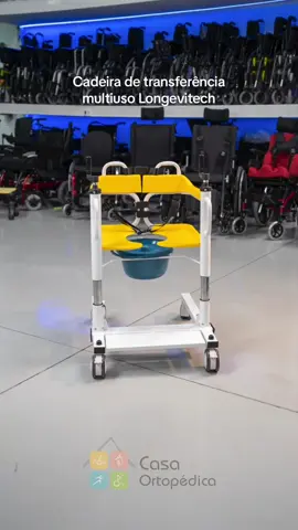 A Cadeira de Banho Multifuncional oferece uma maneira conveniente e segura de transportar pacientes com mobilidade limitada em sua casa ou instalação de atendimento. É altamente versátil e durável confortável para o paciente e fácil de usar para os cuidadores. Uma só pessoa pode facilmente ajudar o idoso a entrar e sair da cama. A cadeira de transferência é uma grande ajuda para cuidadores e famílias! Características: Tem as funções de cadeira de rodas, comadre, cadeira de banho e assim por diante, adequado para transferir os pacientes da cama, sofá, mesa de jantar, banheiro etc;  Sistema de corrente para ajuste de altura com manivela;  Faixa de altura de elevação do assento: 450-650mm;  Rodas de 4 