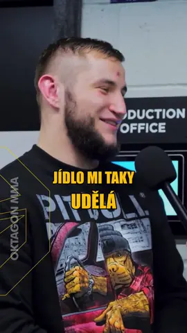 Lucie Vondráčková podporuje Zdeňka Polívku k lepším výkonům. 🫶 Jak se vám líbil jeho zápas? 🥊 #oktagonmma #mma #oktagon 