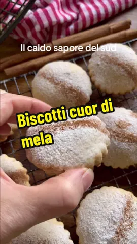 Biscotti cuor di mela e cannella alle noci. Sono piccoli, sfiziosi, si sciolgono in bocca e con il loro irresistibile profumo di cannella. . Ingredienti per fare la frolla alla cannella 400 g farina 00 100 g zucchero a velo 200 g burro (meglio se bavarese) 5 g lievito chimico in polvere 1 tuorlo 1 uovo 1 cucchiaino cannella in polvere q.b. scorza di limone q.b. zucchero a velo (per la finitura) . Ingredienti per il ripieno 500 g mele 40 g burro 60 g zucchero di canna integrale 1.5 cucchiaini cannella in polvere 2 cucchiai succo di limone 80 g gherigli di noci (tritati) . Pulite e tagliate le mele, cuocetele con zucchero, burro, scorza e succo di limone. Frullate e unite la cannella e le noci tritate. Fate la frolla lavorando farina e burro, unite quindi l’uovo, la cannella, lo zucchero, il lievito e la scorza di limone. Fate riposare 20 minuimmo frigo. Formate i biscotti: tirate una sfoglia, farcire con cucchiai di composto alle mele e ricoprite con un altra sfoglia.Coppate formando i biscotti. 200°C per 10 minuti, in forno ventilato a 180°. Cospargete di zucchero a velo e decorate con altra Cannella in polvere #cucinare #sicilia  #ilcaldosaporedelsud 