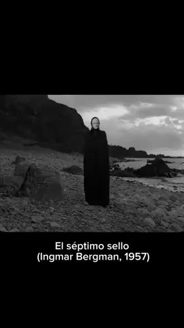 El septimo sello (Ingmar Bergman, 1957) Una de las escenas más icónicas de la historia del cine. Una partida de ajedrez con la muerte. Una reflexión sobre el destino y el sentido de la vida. #ingmarbergman #maxvonsydow #cineclasico #cine #cineeuropeo