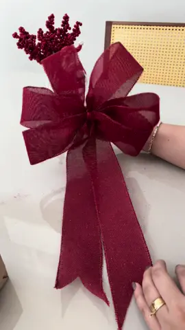 Depois de muitos pedidos saiu vídeo do laço grande de Natal. ♥️🎄🎅🏼✨ #natal #christmas #decoraçaonatalina #decoracaonatalina #navidad #feliznatal #natal2023 #merrychristmas #arvoredenatal #laços #guirlanda #guirlandadenatal #laço #laçodenatal 