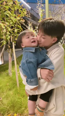都说弟弟像极了哥哥们🥰#我的阳光男孩 #一起长大一起玩耍 #超有爱