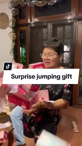 This one… 🎁 surprise jumping gift box for all occasions. #buynow #surprisegiftbox #birthday #birthdaygift #gift #christmas #christmas2023 #christmasgift #giftideas #birthdaygiftideas #exchangegift #exchangegiftideas 