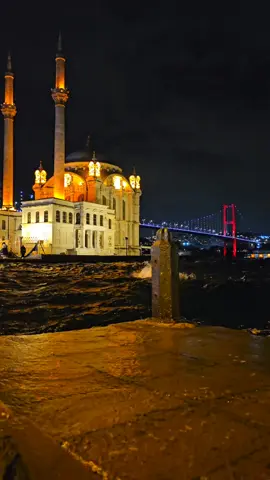 Vidonun Son 2 saniyesi hiç beklemediğim dalga 😊  __________________________  ✏️ Şarkılar vardır hiç bıkmadan dinlediğin, birde bazı insanlar ...🫶 __________________________  Pay  :  22:56 📸    :  Ortaköy cami 🎵    :  Şöhrat Mammədov - Öpüm Nəfəsindən