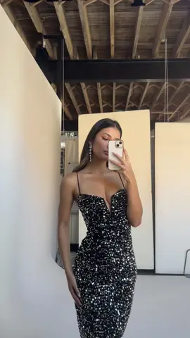 Me 🤝 this dress #sparkleseason #blacksparklydress #OOTD #newyearsoutfit 