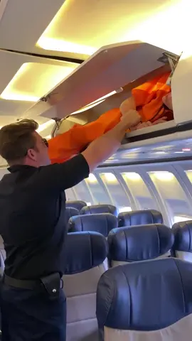 Convict ARRESTED on plane! 🤯 #drama#dramatiktok#arrested#traveltiktokThis original video was produced by Hendersondramaclubnm, Network Media and Taylor Watson