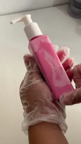 Depois da produção do hidratante é hora de envasar os frascos que chegam até você com muito amor e cuidado. 🤍 Olha como fica lindo esse efeito rosinha claro com um rosinha escuro!! E o cheirinho nem se fala né?? 🍓🍓🍓Nós amamosssss.✨🤍 . . . . . . #hidratacao #hidratantecorporal #SelfCare #skincare #produtosnaturais #cosmetics #cosmeticos #cosméticosnaturais #cosmeticosveganos #cosmeticosartesanais #corposaudavel #girlpower #rotina #rotinaskincare #selfcarethreads #artesanal #tubegirl 