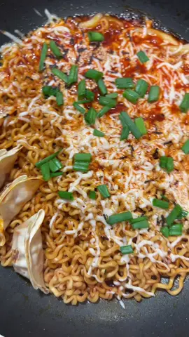 Cheesy Buldak noodles with long rice cakes 😍 #buldak #buldakramen #buldaknoodles #samyangnoodles #samyang #longricecake #Recipe #ramenrecipe #fypage #fypシ゚viral 