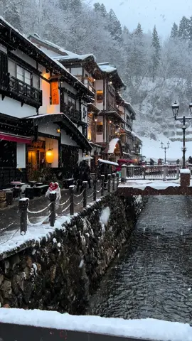 Suối nước nóng #Ginzan_Onsen . Năm nay ai muốn đến đây thì tham khảo lịch trình 2n1đ ở fanpage facebook Phượt Xuyên Nhật nha . Có đón ở ga #Yokohama và ga #Ikebukuro . 🥰🥰 #dulichnhatban #PhuotxuyennhatGroup 