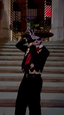 - Dia de Muertos 🤍🕊️  #diademuertos #diademuertosmexico #catrin #catrinamakeup #model #lgbt #menfashion #men #shotingtime 