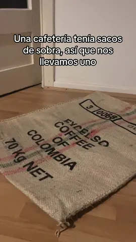 Como veis obsesionada con dejar mi casa bonita: parte 2. El finde también cosí esta alfombra hecha con un saco de café. Aun no tengo muy claro dónde ponerla pero es un #DIY super fácil, barato/gratis y muy resultón. Estoy pensando en bordarle algo más 🤔 #decoration #carpet #manualidades #craft #fyp #parati #ideasdecoracion #bricolaje #costura #coser