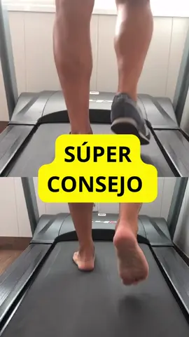 ⚠️ ¡Cuidado con las playeras! ⚠️ Una playera más estrecha que el pie, favorecerá una mala pisada. ⚠️ En el vídeo se ve claramente, como con playeras el pie izquierdo aumenta significativamente los grados de pronación. ⚠️ ¿ Qué tienda recomiendas para comprar un buen calzado? #biomecanica #especialistasenpie #salud 