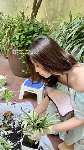 #CapCut Ngồi một mình là lúc em bình yên nhất. E như thấy mình trong sân một chút lung linh… #ngoimotminh #builanhuong #motgocchill #cocayhoala #nangther #yeudoi 