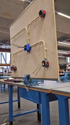 De wisselschakeling in een centraaldoossysteem.  Leerjaar 3 is net begonnen met elektrotechniek en nu al bij de wisselschakelaar💪@CDB  #metaaltechniek #elektro #elektrotechniek #bouw #maakhetmettechniek #vmbo #035 