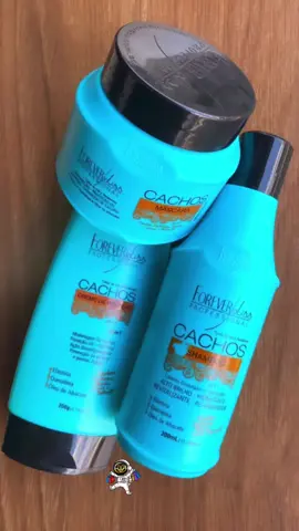 💟O Kit Forever Liss Professional Cachos Completo consegue limpar, desembaraçar e tratar os fios enquanto proporciona disciplina. Facilita a formação dos cachos, dá movimento, brilho, força e resistência aos fios. #foreverliss #cacheadas #cachoperfeito #cosmetics #finalizacaodecachos #cabelao 
