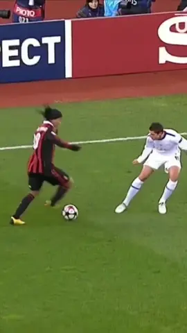 Aprenda esse Elástico do Ronaldinho 😱  Já siga e compartilha 🤙🏻 #bruxo #ronaldinho #freestyle #futebol #jogador #Soccer #foryou 