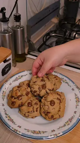 Receita do melhor cookie do mundo 🌿🍪  Ingredientes:  - 340g de farinha de trigo; - 380g de chocolate picado ou em gotas; - 110g de manteiga sem sal; - 100g de açúcar branco; - 100g de açúcar mascavo; - 1 colher de sopa de essência de baunilha; - 3g de fermento em pó químico; - 2g de bicarbonato de sódio; - 2g de sal; - 2 ovos. #cookie #cookies #chocolate #receita #receitasimples #receitafacil #fy #comida #sobremesa #natal 