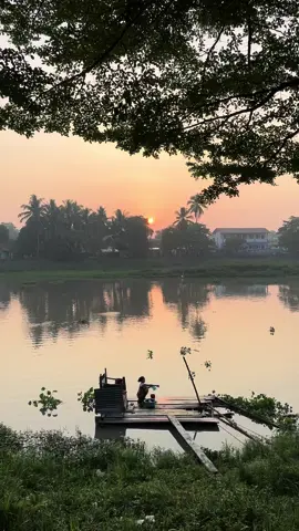 Assalamu’alaikum….  Selamat pagiiii bestie….. 💕 Ini suasana kampungku Kayuagung OKI, yg dilalui sungai Komering, sebagian penduduk yg tinggal dipinggiran sungai ini masih menggunakan sungai ini untuk aktifitas mereka dipagi hari. #fyp #sungaikomering #kotakayuagung #oki #sumateraselatan #kayuagungcity #kayuagunghits 