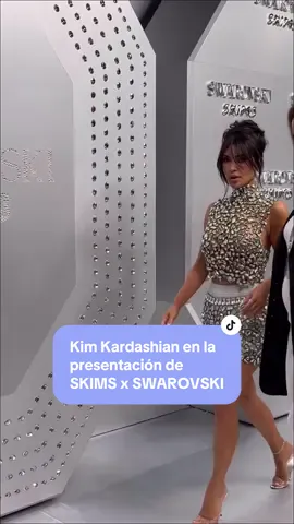 Kim Kardashian deslumbraba en la inauguración de una tienda de @swarovski en Nueva York con un impresionante dos piezas de brillantes. @Kim Kardashian  La del clan Kardashian ha anunciado hace pocos días su colaboración de la firma de joyas con su nueva colección de @skims. Su objetivo es fusionar el glamour icónico de la joyería con diseños innovadores de lencería: conjuntos dos piezas, monos o hasta vestidos de malla. ¿Qué te parece esta unión? ¡Te leemos en comentarios!  📹 IG @upnextdesigner  #kimkardashian #skims #swarovski #FASHION #outfit #outfitideas #diamond #redcarpet #viral #parati #foryou #fyp #f #fashiontiktok #modaentiktok #beauty 