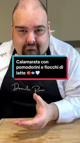 Un piatto che ci riporta all’estate grazie ai suoi sapori freschi e decisi: calamarata merluzzo e pomodorini con Milk Pro Fiocchi di Latte 🐟🍅🤍 Per due persone: •160 di pasta •300g merluzzo •una confezione di Milk Pro Fiocchi di Latte  •pomodorini datterini 350g •un cucchiaio di concentrato di pomodoro  •due spicchi d’aglio •100g di olive toscane •scorza di limone q.b. •prezzemolo q.b. •origano q.b. •olio q.b. •sale q.b. •pepe q.b. .•basilico q.b. Cominciate tagliando a metà i pomodorini. Fate soffriggere l’aglio con un filo d’olio, fate alzare la temperatura e aggiungete i vostri pomodorini: così facendo si caramellizzeranno ed esprimeranno tutto il loro sapore. Aggiungete il concentrato di pomodoro, il prezzemolo, le olive, il basilico e adagiate il merluzzo. Lasciate che cuocia circa 5 minuti, dopodiché giratelo. Spolverate con del pepe. A questo punto aiutandovi con un mestolo sfaldate il merluzzo; il risultato vi sorprenderà, rimarrà molto umido. Impossibile sbagliare questa cottura, farete un figurone! Aggiungete l’origano. Nel frattempo cuocete la vostra pasta e una volta scolata aggiungetela al sugo. Un’altra spolverata di prezzemolo e una grattuggiata di scorza di limone e procedete con l’impiattamento. Concludete aggiungendo qualche cucchiaio di Milk Pro Fiocchi di Latte e zeste di limone per un tocco di freschezza e gusto. Semplice e alla portata di tutti! Buon appetito! #milk #adv #benessere #benessereinunaparola #PRO #PROFiocchidilatte #25grProtein #Riccodiproteine