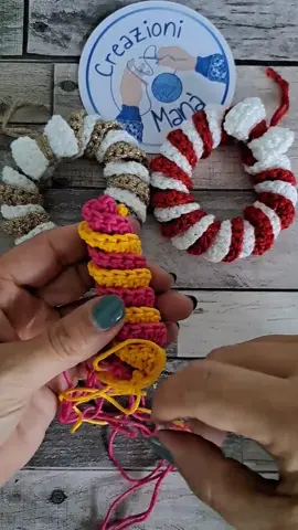 Mini ghirlanda a spirale, per il tutorial completo entra anche tu nel gruppo aperto su Telegram Filifolli.... ti aspettiamo #uncinetto #ghirlandedinatale #spirale #tutorial #telegram @mattidacreare 