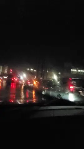 Hujan malam minggu. #hujan🌧️ #hujanderas #malammingguku #ujan #hujananginkencang #musimujan #didalammobil #yangdinanti #tugupamulang #pamulang #bunderanpamulang #jalananlicin #dingin 