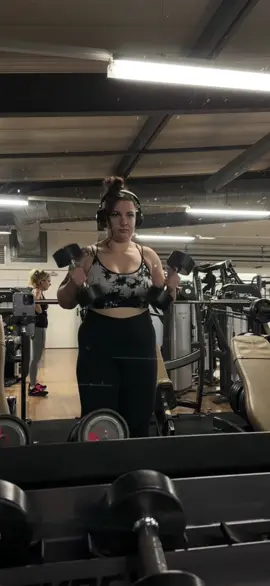 Quelques curl biceps pour bien finir la séance 😮‍💨 #powerlifting #pwr #power #gym #switzerland #gymgirl #musclemommy #curl #bicepscurl 