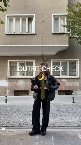 Kravatlar takıldı mı? 🐍 #outfit #outfitideas #outfitinspo #outfitinspiration #outfitoftheday #OutfitChange #outfitcheck #dailyoutfits #dailyoutfitideas #universityoutfit #universityoutfitideas #styleinspo #basicfit #fitcheck #kombin #kombinönerileri #kombininiyap #üniversitekombini #okulkombini #keşfet #fyp #streetwear #kravat #eskişehir #günlükkombinim 