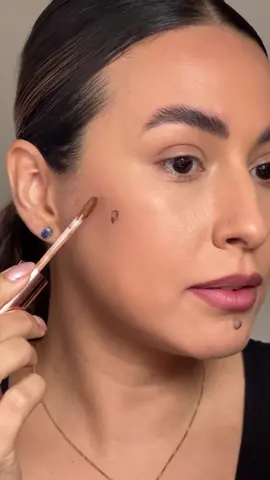 A @Tuanne Feitosa ensina a fazer um contorno descomplicado usando apenas 2 gotinhas de #BTSkinplush! 😱 A textura soft mousse desse produto é super fácil de esfumar, não mancha e ainda entrega um confortável acabamento aveludado. Quem quer testar? 💙 #linhabrunatavares 