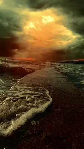 البحر وامواجه، لون الغيوم وانعكاس الضوء لوحة من الطبيعة. #تصويري #مناظر_طبيعيه #اجواء_خيالية #بحر 