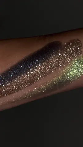 Guess the palette 👀✨ #unearthlycosmetics #multichrome #multichromemakeup #glittermakeup #glitterobsessed #sparkly #shiny #glitter #rainbowmultichrome #greenmultichrome #falleyeshadowtutorial #indiecosmetics 