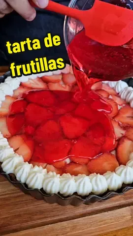 TARTA DE FRUTILLAS MASA: ▪︎ 100 gr. Manteca ▪︎ 100 gr. Azúcar ▪︎ 1 cdita. Esencia de vainilla ▪︎ 1 huevo + 1 cda. Agua fría ▪︎ ½ cdita. Polvo de hornear ▪︎ 250 gr harina común 0000 CREMA DIPLOMATA: ▪︎ 500 ml. Leche ▪︎ 3 huevos ▪︎ 100 gr. Azúcar ▪︎ 50 gr. Maicena ▪︎ 1 cdita. Esencia de vainilla ▪︎ 100 gr. Crema de leche batida a medio punto COBERTURA: ▪︎ 1 paquete de gelatina sabor frutilla ▪︎ 200 ml. Agua caliente + 200 ml. Agua fría ▪︎ 250 gr. Frutillas ▪︎ Crema batida para decorar C/N Para la masa batís la manteca que está a temperatura ambiente con el azúcar y la vainilla por unos segundos, agregale el huevo y la cucharada de agua fría, mezclás un poco más y agregás la harina con el polvo de hornear e integrás todo, no amasar de más. Aplastar la masa dentro de una bolsita y llevar a freezer 15 minutos, retirar del freezzer y con un toque de harina estirarla de 5 mm. de espesor. Poner en tartera desmontable y llevar a freezer 15 minutos más, pinchar y llevar a horno precalentado 180°c. por 12 a 15 minutos (es muy importante que la masa esté fría y el horno precalentado para que no se baje las paredes). Hacer una pastelera tradicional hirviendo la leche y en otro bowl mezclar los huevos con la maicena y azúcar. Agregar la leche hirviendo y mezclar, llevar a fuego nuevamente hasta espesar. Dejar enfríar tapado y cuando esté frío agregarle la crema batida a medio punto para transformarlo en crema diplomata que esta crema es la tradicional de estas tartas frutales. Agregar frutillas fileteadas, decorar el borde con crema batida y preparar la gelatina con agua caliente y luego la fría. Enfríar en baño maría invertido (agua con hielo) hasta que empiece a espesar y tome la consistencia como en el video, esto te va a llevar unos minutos a que tome esa consiatencia pero tenés que estar encima y revolviendolo constantemente. Volcar la gelatina y llevar a frío algunas horas. Si lo dejás de un día para otro es mucho más rico!!!