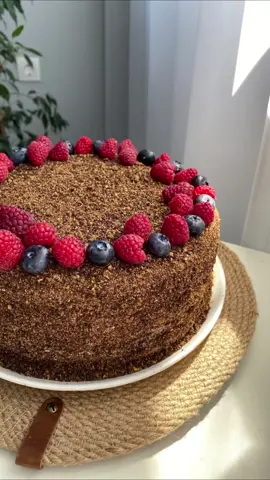 Медівник 🍯 з лохиною😍можете брати ягоди,які вам більше смакують:чорниця,малина,вишня,смородина🫶🏻 В мене вийшов тортик діаметром 20 см. ☑️Для коржів нам потрібно: •борошно 500 г. •масло 100 г. •яйця 2 шт. •цукор 100 г. •мед 100 г. •сода харчова 1 ч.л. Ставимо на вогонь мед,цукор та масло,поміщаємо до розтоплення.Потім додаємо харчову соду та ще проварюємо,постійно помішуючи до карамельного кольору.Відставляємо суміш,і коли вона стане ледь тепла додаємо яйця,помішуємо вінчиком. Переливаємо до борошна,і замішуємо тісто. Потім ділимо його на 10 рівних частин,розказуємо кожну кульку,проколюємо виделкою і ставимо пекти при температурі 170 градусів 8-10 хв. ☑️Для ягідного пюре: •ягоди 250 г.(збиваємо блендером) •цукор 150 г. •крохмаль 30 г.+вода 30 мл. Ставимо на вогонь ягідне пюре і цукор,порівнюємо 5 хв.Вливаємо розведений водою крохмаль,варимо до загустіння,і залишаємо повністю охолонути. ☑️Для крему: •сметана 300 мл. •крем сир 300 г. •вершки 33% 250 мл. •цукрова пудра 50-100 г. Збиваємо холодні вершки,сметану,крем сир і пудру до однорідності. Змащуємо тортик,кожен корж кремом,потім ягідне пюре,наступний корж і т.д. Ставимо зверху якийсь груз,і потім прикрашаємо за бажанням. Чим довше стоїть медівник,тим він стає ще смачніший 😍 #медовикрецепт #тортрецепт #медовик #медовикторт #домашнявипічка #тортиназамовлення #тортик #рецептитортів #кремсир #осінь #осіннявипічка #мед 