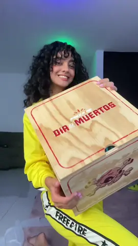 Abriendo una caja de influencer de Free Fire 📦 ¿sabes cual es el código del final?🤔 #FFIP #gamerentiktok #vidagamer #diademuertos #unboxing #nuevamusica #modoinsano #diademuertosff  