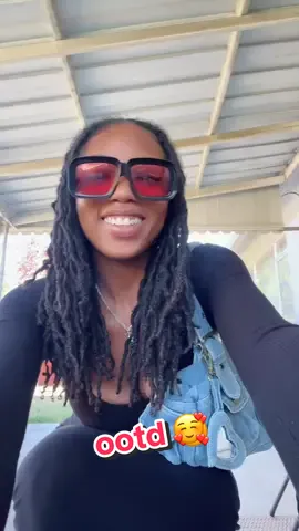 This BDG denim bag has become an everyday staple 😭 #OOTD #blackgirltiktok #blackgirlfashion #fashiontiktok #blackgirlfashiontiktok #fallfashion #blackgirlfashiontiktok #fallfashion #outfitideas #urbanoutfitters #bdg #fyp 