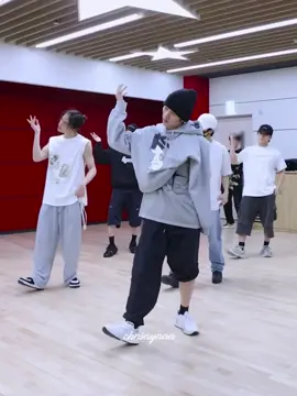 ‘Lalalala’ dance practice with changbin’s loud voice😂 #straykids #skz #rockstar 