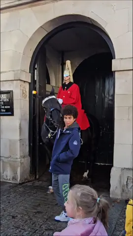 Horse Try To Bite The Boy #thekingsguard #thekingsguards #horseguardsparade #london #londonuktravelwalk 