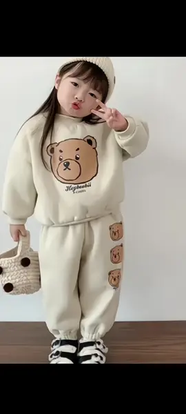 Bộ nỉ in hình gấu cho bé trai vs bé gái #TikTokAwardsVN2023 #quầnáoquảngchâu #begai #xuhuong #đồbộbétraigái #phốiđồxinh #congai #betrai #fby 