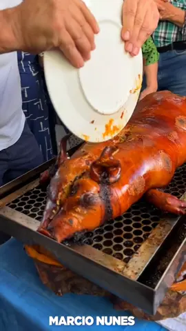 Leitoa recheada assada inteira 🐖🔥 Já marca alguém para aprender essa receita👇 ✅️Ingredientes  - Leitoa - Sal - Cheiro-verde - Vinho branco seco - Alecrim - Óleo - Barbante e agulha para costurar - Farinha de milho - Bacon - Calabresa - Milho - Cebola - Cenoura - Colorau - Alho - Alho-poró ✅️Modo de preparo  1. Desosse a leitoa 2. Prepare o tempero: adicione água, vinho branco seco, cheiro-verde, alho, colorau, sal e pimenta a gosto 3. Prepare a farofa com bacon, calabresa, farinha de milho, cebola, cenoura, cheiro-verde, milho e o alho-poró 4. Costure uma parte da leitoa 5. Recheie a leitoa com a farofa 6. Costure o restante da leitoa 7. Unte a leitoa com óleo 8. Acenda o forno e mantenha-o a 180 graus 9. Coloque a leitoa e deixe assar 10. Após mais ou menos 2 horas vire a leitoa 11. Deixe assar por um tempo e vire novamente 12. Depois de cerca de 5 horas, veja se está no ponto desejado, retire do fogo e pururuque com óleo ou um maçarico 🎥Créditos @marcionunesparana  . . . . #leitoa #leitao #receitas #churrasco #churras #bbqbrasil #comidacaseira #explorer