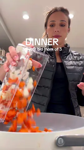 Dinner is served! Add this to your favorites because it’s so delicious and easy to make!  Healthy ground turkey veggie bowl 