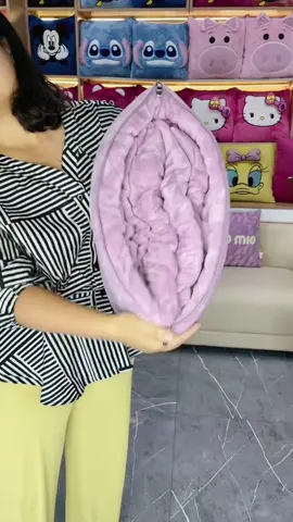 Chăn lông cừu gấp gọn,nhẹ như lông hồng,có khoá kéo có thể từ cái chắn thành ra cái gối 😁 .Anh chị em văn phòng hay nghỉ mùa đông này sắm ngay em, ngủ xong dậy gấp gọn lamg gối tựa #chanlongcuu #chanlongtuyet #chanlong #giadungtienich #xuhuong