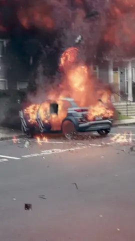 car explosion in the USA. #firesimulation #pyro #sidefxhoudini #sidefx #houdinifx #houdini #foryoupage #foryou #fyp #visualeffects #animation #vfx #carexplosion #carblast #bomb #explosion 