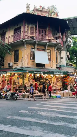 Corner shops at old quarter #hanoi #vietnam #oldquarterhanoi #travel #southeastasia 