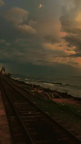 Sri lanka | Bambalapitiya 🧡🌞🌩 . . Follow_Duohub 👈 #srilanka #bambalapitiya #sunset #mood #color #beach #train #trending #viral #nature #dark #colombo #thunder 