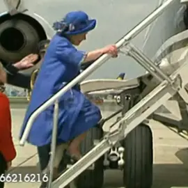 the queen mother  lost balnce tripped stumbles almost fell #elizabeth #ladyelizabethboweslyon #fypシ #queenmother #lostbalance#walk 
