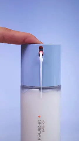 2 ขั้นตอนเติมน้ำให้ผิว 😍 💧 Essence Toner ช่วยปรับสมดุลของน้ำมันและความชุ่มชื้นของผิว และเตรียมสภาพผิวสำหรับผลิตภัณฑ์ในขั้นตอนต่อไป 💧 Emulsion อิมัลชั่นลดความหยาบกร้าน ช่วยให้ผิวนุ่มชุ่มชื้นโดยไม่ทิ้งความมัน #laneigethailand #waterbank